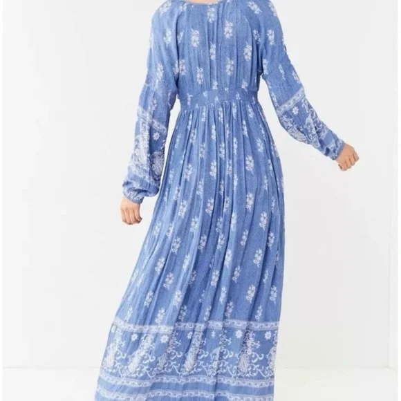 Elegant Blue Floral Maxi Dress - Picture 4 of 9